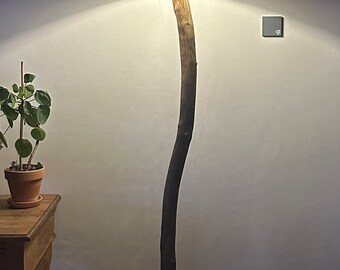 Handgefertigte Stehlampe aus Holz mit Betonsockel (175 cm)