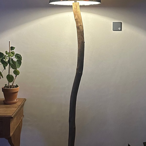 Handgemaakte houten staanlamp met betonnen voet (175cm)