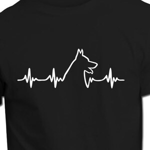 Battito cardiaco Malinois / Camicia Unisex / Idea regalo per gli amanti dei cani / Cane Malinois / Design del battito cardiaco / Regalo perfetto per i proprietari di cani immagine 2