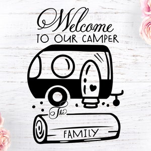 Bienvenido a nuestra casa rodante, campamento svg, camping svg, campistas svg, divertido svg, humorístico svg, al aire libre svg, vacaciones svg, marco de nombre de familia de campista