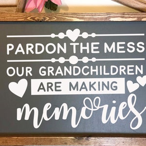 Scusate il disordine che i nostri nipoti stanno creando ricordi, nipoti in formato SVG, nonni in formato SVG, nonno in formato SVG, famiglia in formato SVG, casa in formato SVG