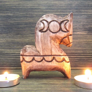 Escultura de cavalo Lua tripla Fase da lua arte Totem Decoração pagã Estátua Wiccan Wicca Altar Druida Artesanato tribal primitivo Asatru Estatueta nórdica