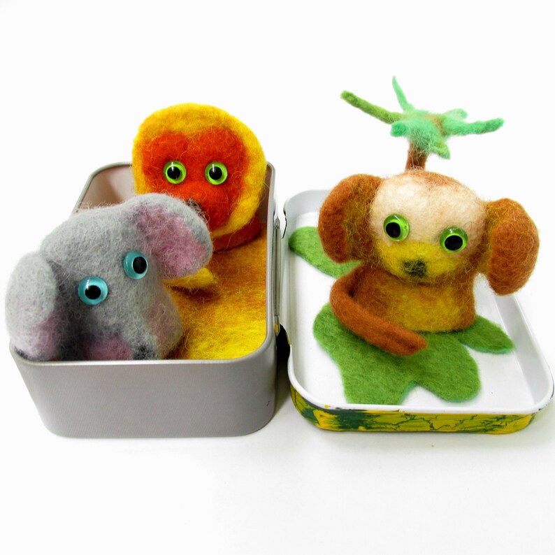 Elephant plush Safari finger puppet Lion plush toy Busy box Mini tin box Miniature kit Kid travel kit Altoid tin toy Jungle