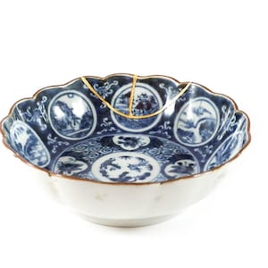 Imari Kintsugi Porcelain Bowl with Scalloped Edge and Gold – Blue Oriental Design, Artisan Uniqueness