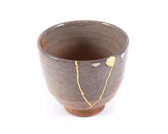 Kintsugi Tasse à thé japonaise, céramique hagi yaki, beige et rose, restaurée en véritable or 22 carats, mariage, cadeau d'anniversaire.