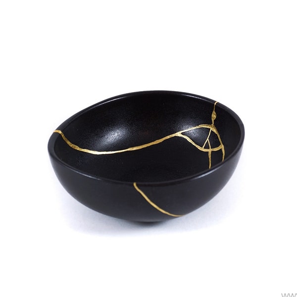 Kintsugi Gold, schwarze Schale Wabi Sabi restauriert mit der japanischen Technik von Kintsukuroi, Kintsugi schwarz, japanische Philosophie.