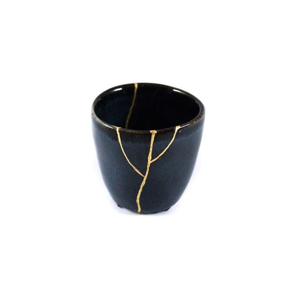 Kleines Kintsugi-Glas, zeitgenössische Blau Keramik, restauriert mit der alten japanischen Technik der Goldnarben.