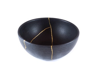 Bol Kintsugi noir restauré selon la méthode traditionnelle. Cadeau de fête pour surmonter une période difficile ou une maladie.