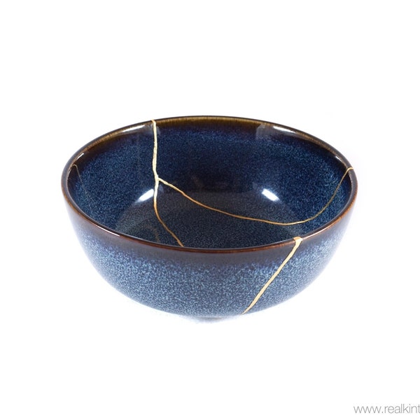 Kintsugi-Schale, japanische Technik, wabi sabi blaue Keramik, Darstellung der Überwindung eines Traumas und der Widerstandsfähigkeit