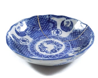 Japanese Kintsugi plate, a precious gift to celebrate overcoming a difficult period or the achievement of a milestone.