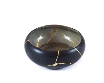 Kintsugi oro, ciotola in ceramica con smalto nero opaco esterno e smalto blu-verde lucido interno, restaurata con la tecnica kintsukuroi