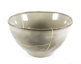Kintsugi, beige wabi sabi bowl restored with real 22K gold, contemporary ceramic repaired with the Japanese Kintsukuroi technique