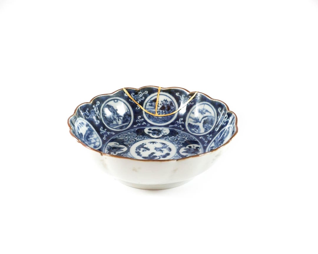 Imari Kintsugi Porcelain Bowl With Scalloped Edge and Gold – Blue ...