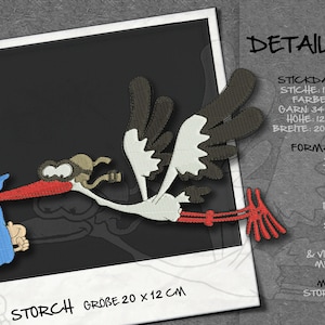 Könnte beinhalten: Eine Cartoon-Storch mit einem Baby in einer blauen Decke im Schnabel. Der Storch fliegt mit ausgebreiteten Flügeln. Das Bild ist in einem weißen Rahmen mit dem Text "Storch Grobe 20 x 12 cm" unten. Der Text "DETAILS" befindet sich oben im Bild, gefolgt von Details zum Stickmuster, einschließlich der Anzahl der Stiche, Farben und Dateiformate.