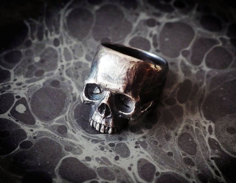 серебряное кольцо череп
