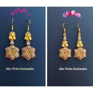 Peut inclure: Une paire de boucles d'oreilles pendantes dorées avec des perles roses et blanches, en forme de flocon de neige. Les boucles d'oreilles sont sur un fond noir avec le texte "Aux Perles Enchantées".