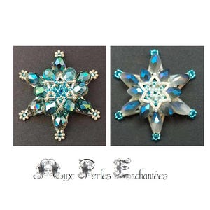 Peut inclure: Deux ornements en forme de flocon de neige bleu et argent avec un motif en étoile. Les flocons de neige sont faits de perles et ont une finition scintillante.