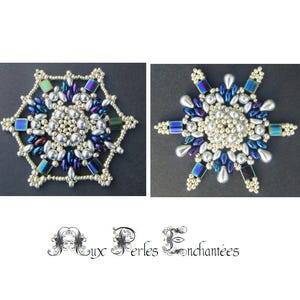 Könnte beinhalten: Zwei silberne und blaue Perlen-Schneeflocken-Ornamente. Die Schneeflocken sind aus schillernden Perlen gefertigt und haben eine sechszackige Sternform.