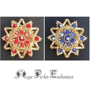 Könnte beinhalten: Zwei goldfarbene sternförmige Broschen mit geometrischem Design. Eine Brosche ist mit roten Perlen besetzt, die andere mit blauen Perlen.