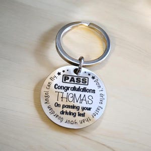 Sleutelhanger geslaagd voor rijexamen. Aangepaste tekst Met optioneel bericht op achterkant. PASS-kaart add-on.