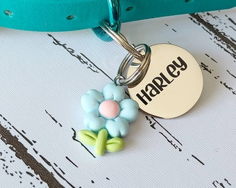 Keyring or collar charm. BLUE DAISY