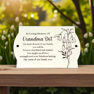 Può includere: Targa commemorativa color crema con bordi arrotondati, con la scritta "In Loving Memory Of Grandma Dot". Include un'illustrazione floreale e un testo toccante sulla famiglia, l'amore e la pasticceria.