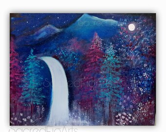 Peut inclure: Une peinture représentant une cascade dans une forêt de nuit. Le ciel est bleu foncé avec des étoiles et une pleine lune. Les arbres sont un mélange de bleu, de vert et de violet. La cascade est blanche et coule d'une falaise. La peinture est intitulée "SacredFigArts".