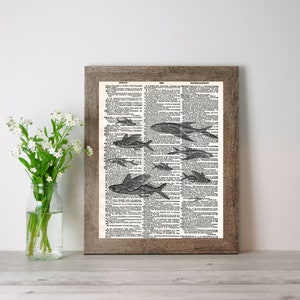 Puede incluir: Una p&aacute;gina de diccionario vintage con una ilustraci&oacute;n en blanco y negro de un banco de peces nadando. La p&aacute;gina est&aacute; enmarcada en un marco de madera marr&oacute;n. El texto en la p&aacute;gina dice "FISH.  ...  PISCI-CULTURE."