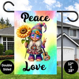Puede incluir: Una bandera de jardín de doble cara con un fondo de teñido anudado colorido con un gnomo de dibujos animados que lleva una corona de flores y gafas de sol. El gnomo sostiene un girasol y una guitarra. El texto "Peace Love" está impreso en la bandera. La bandera mide 30,5 cm por 45,7 cm.