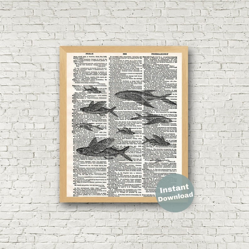 Puede incluir: Ilustraci&oacute;n vintage en blanco y negro de peces nadando a trav&eacute;s de una p&aacute;gina de diccionario. La p&aacute;gina presenta texto de un diccionario antiguo, incluyendo las palabras "Freak" y "Masoner&iacute;a".