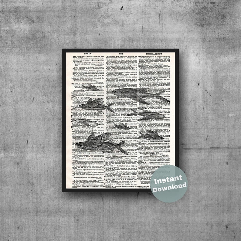 Puede incluir: Ilustraci&oacute;n en blanco y negro de varios peces nadando en formaci&oacute;n de cardumen. La ilustraci&oacute;n est&aacute; impresa en una p&aacute;gina de un antiguo diccionario con la palabra "Pez" en la parte superior de la p&aacute;gina.