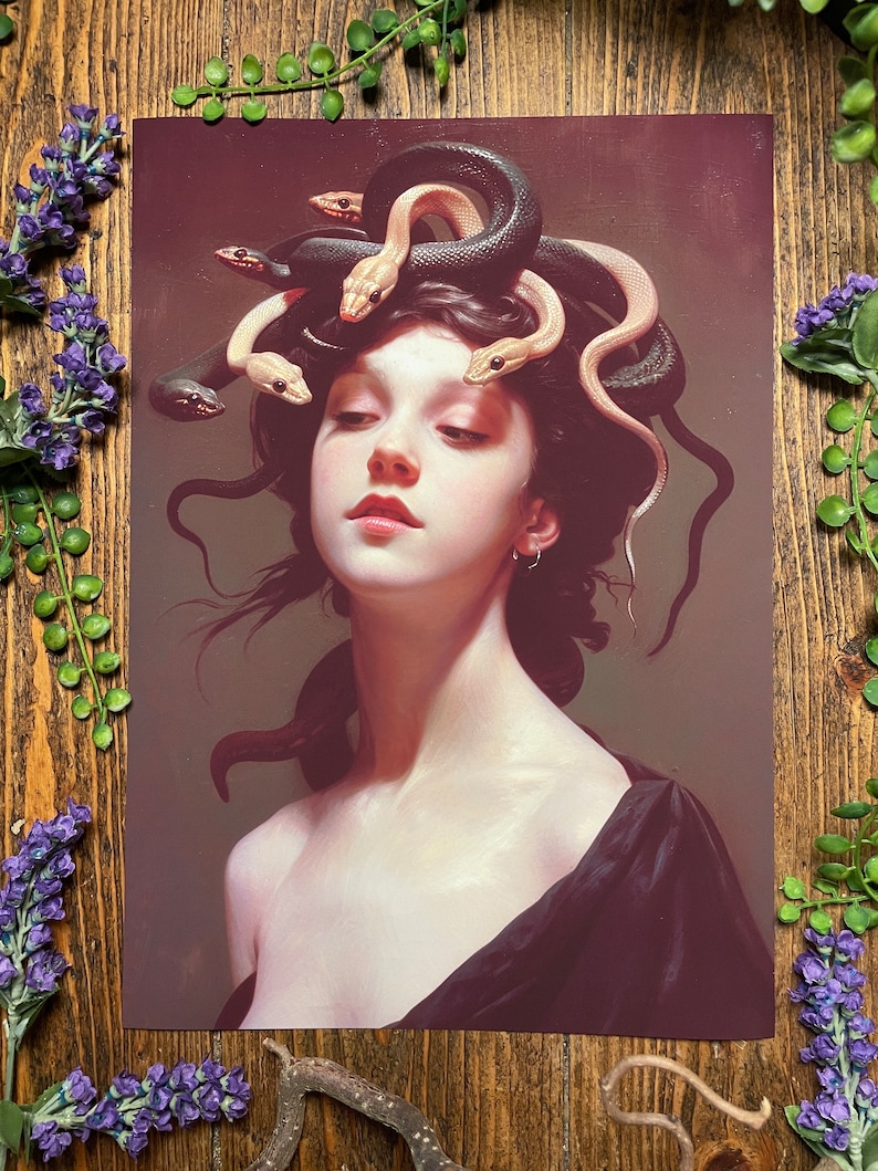 Op de afbeelding: Een schilderij van een vrouw met slangen in haar haar. De vrouw heeft een bleke huid en draagt een zwarte jurk. De slangen zijn een mix van zwart en wit.