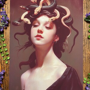 Op de afbeelding: Een schilderij van een vrouw met slangen in haar haar. De vrouw heeft een bleke huid en draagt een zwarte jurk. De slangen zijn een mix van zwart en wit.