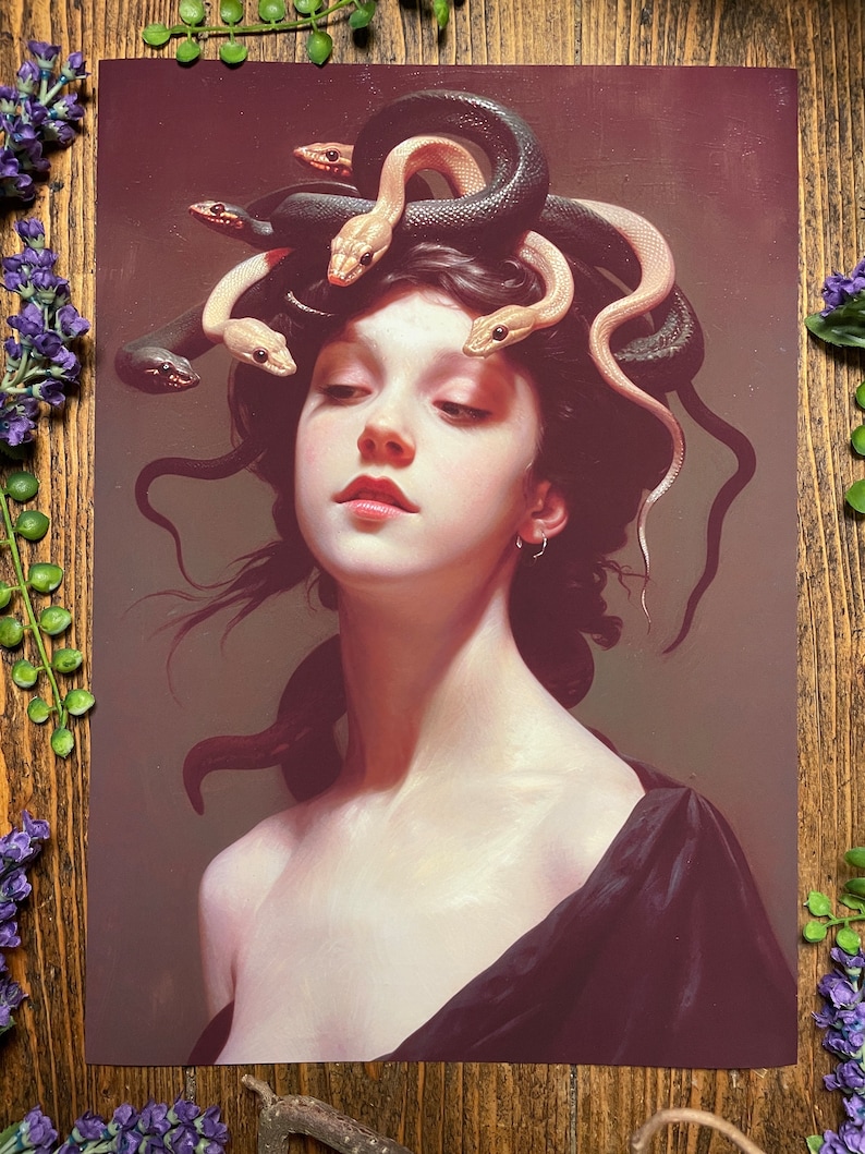 Op de afbeelding: Een schilderij van een vrouw met slangen in haar haar. De vrouw heeft een bleke huid en draagt een zwarte jurk. De slangen zijn een mix van zwart en wit.