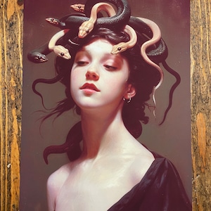 Op de afbeelding: Een schilderij van een vrouw met slangen in haar haar. De vrouw heeft een bleke huid en draagt een zwarte jurk. De slangen zijn een mix van zwart en wit.