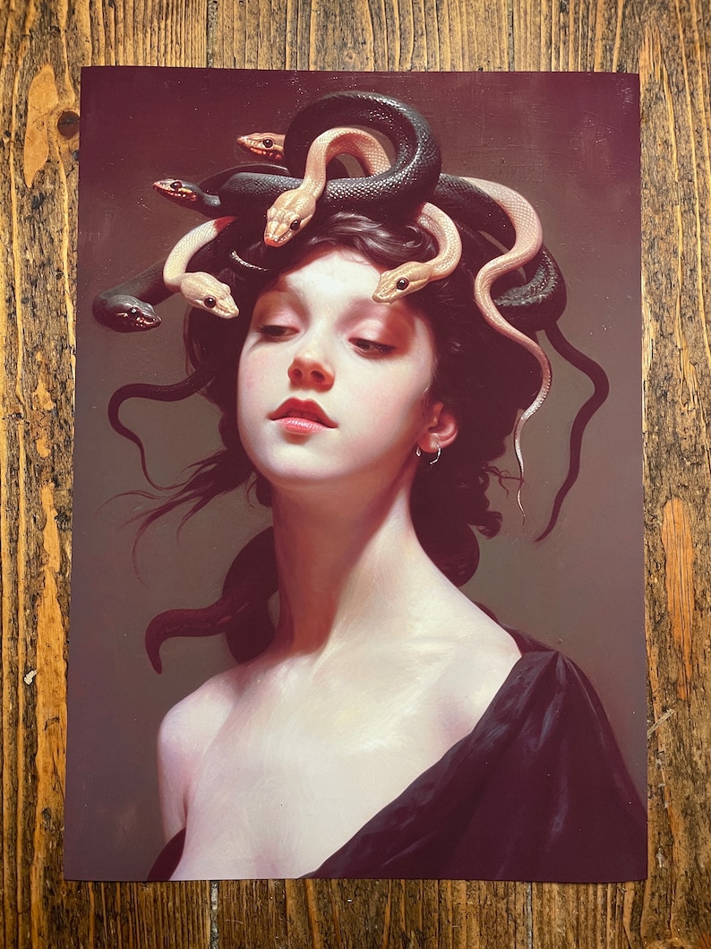 Op de afbeelding: Een schilderij van een vrouw met slangen in haar haar. De vrouw heeft een bleke huid en draagt een zwarte jurk. De slangen zijn een mix van zwart en wit.