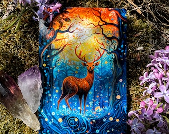 Könnte beinhalten: Ein Gemälde, das einen Hirsch zeigt, der in einem Wald mit blauem, grünem und orangefarbenem Hintergrund steht. Der Hirsch ist braun mit weißen Flecken und hat ein großes Geweih. Der Wald ist voller Blumen und Blätter.