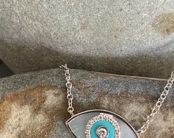 Collar de ojo malvado de oro blanco de 14 quilates: colgante de nácar, diamante y turquesa