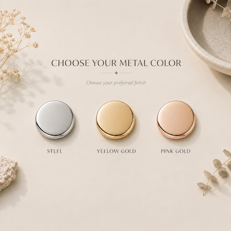 Pode incluir: Tr&ecirc;s discos met&aacute;licos circulares dispostos horizontalmente, rotulados como a&ccedil;o, ouro amarelo e ouro rosa. O texto CHOOSE YOUR METAL COLOR e Choose your preferred finish est&aacute; centralizado acima dos discos. Cada disco tem uma superf&iacute;cie lisa e reflexiva.