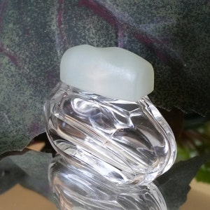 Frasco de perfume vintage em miniatura