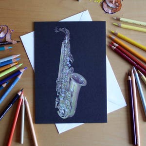 Dessin au crayon de couleur pour carte de voeux pour saxophone alto, illustré par Steve Barker. Conçu et imprimé au Royaume-Uni