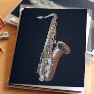 Tenor Saxophone kolorowa ołówkowa kartka z pozdrowieniami, zilustrowana przez Steve'a Barkera. Zaprojektowana i wydrukowana w Wielkiej Brytanii