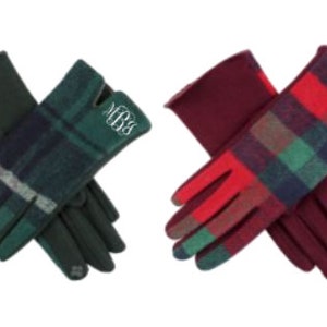 Pu&ograve; includere: Due paia di guanti invernali con motivi a quadri. Un paio &egrave; verde e nero con il monogramma "NBS" e l'altro paio &egrave; rosso e nero con il monogramma "ADC".