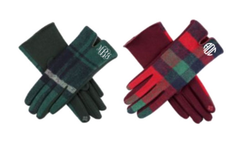 Pu&ograve; includere: Due paia di guanti invernali con motivi a quadri. Un paio &egrave; verde e nero con il monogramma "NBS" e l'altro paio &egrave; rosso e nero con il monogramma "ADC".