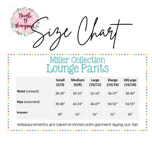 K&ouml;nnte beinhalten: Gr&ouml;&szlig;entabelle f&uuml;r Miller Collection Lounge Pants in den Gr&ouml;&szlig;en klein (2/4), mittel (6/8), gro&szlig; (10/12), extra gro&szlig; (14/16) und extra extra gro&szlig; (16/18). Die Ma&szlig;e sind f&uuml;r die Taille (entspannt), die H&uuml;ften (ausgedehnt) und die Innenbeinl&auml;nge in Zoll angegeben.