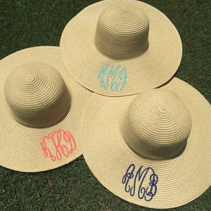 K&ouml;nnte beinhalten: Drei Strohh&uuml;te mit verschiedenen farbigen Monogrammen. Die Monogramme sind "KMG", "SKD" und "RMC".