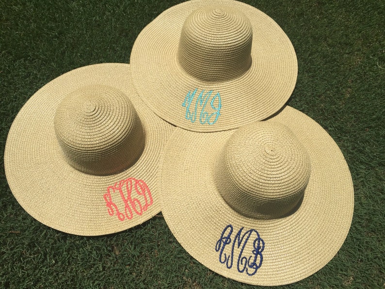 K&ouml;nnte beinhalten: Drei Strohh&uuml;te mit verschiedenen farbigen Monogrammen. Die Monogramme sind "KMG", "SKD" und "RMC".