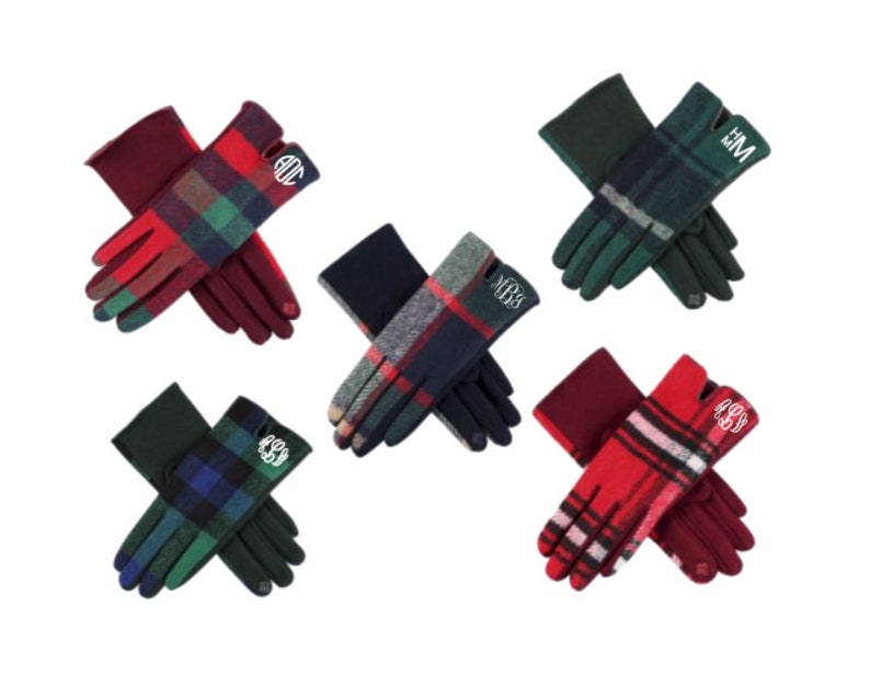 Pu&ograve; includere: Cinque paia di guanti in pile a quadri con diverse iniziali di monogramma. I guanti sono rossi, verdi e blu.