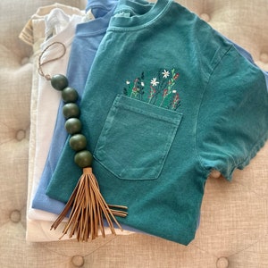 Embroidered Wildflower Tee / Floral Comfort Colors Pocket T-Shirt / Crew Neck Floral T-Shirt / Ladies Flower Tee / Flower Pocket Shirts