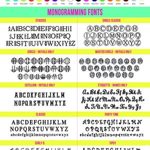 K&ouml;nnte beinhalten: Ein Diagramm, das verschiedene Monogramm-Schriftarten und Garnfarben f&uuml;r Stickereien zeigt. Die Schriftarten umfassen gestapelt, klassisch einfach, Kreis - nur Initialen, Cotillon - nur Initialen, klassisch, geschwungene Q, Meisterkreis - nur Initialen, Etikette - nur Namen, Partyzeit und Tipsy. Die Garnfarben umfassen Minze, Aqua, Limettengr&uuml;n, Koralle, Gelb, Rot, Lila, Khaki, Wei&szlig;, Schwarz, Pink, Marineblau, Gr&uuml;n, Orange, Gold, Granat, Grau und Creme.